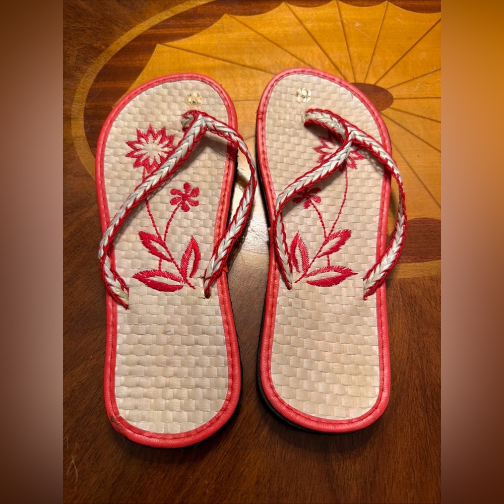 Ladies Size 8 Red Floral Flip Flops